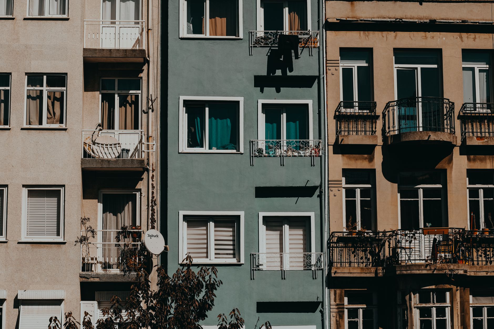 Airbnb vs Booking: What Investors Should Know