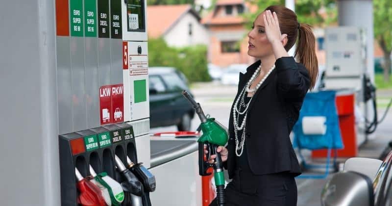 10 Ways to Save Money On Gasoline In Canada (2026)