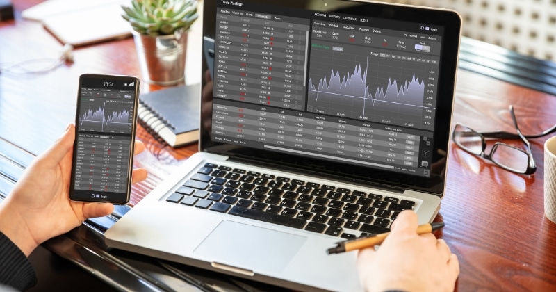 VBAL vs VGRO: 2 Canadian Vanguard ETF Portfolios (2026)