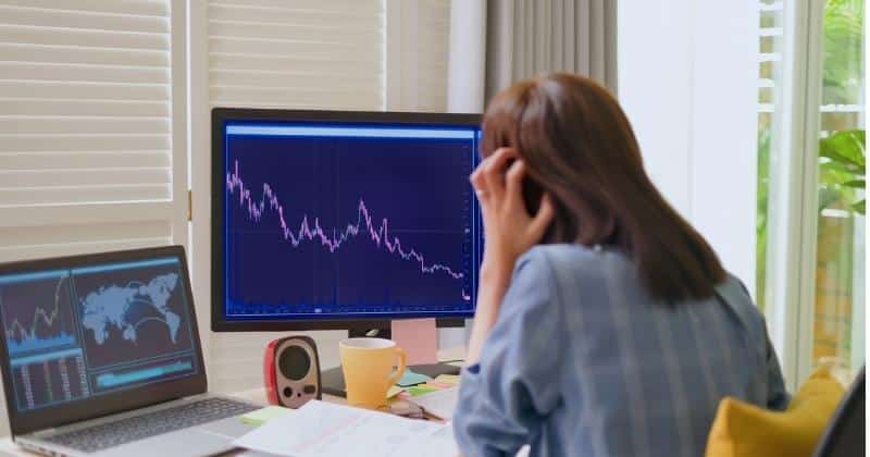 When to Buy and Sell Stocks in Canada: Properly Put Your Money to Work (2026)